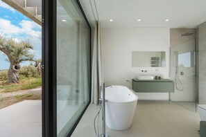 Shower, hair dryer, towels - Luxury villa with pool - DiCasaInSicilia (Avola)
