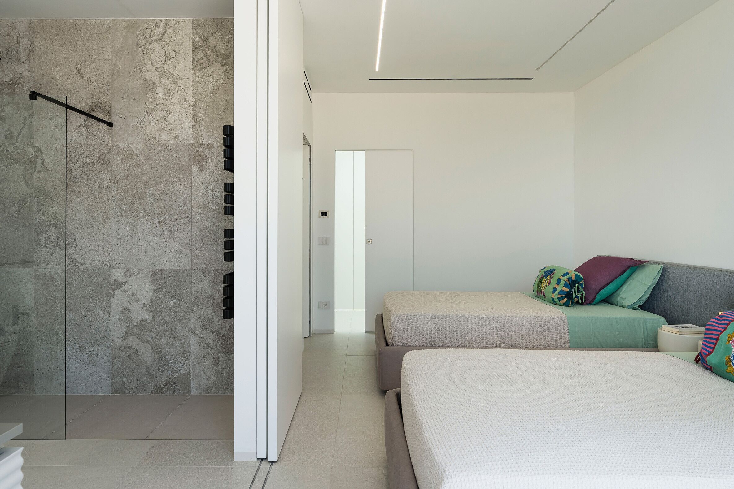 Tabla de planchar con plancha, wifi gratis, ropa de cama