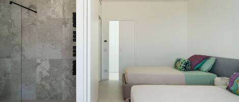 Tabla de planchar con plancha, wifi gratis, ropa de cama