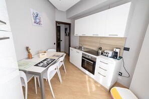 Fridge, oven, stovetop, coffee/tea maker