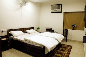 Habitación Deluxe, vista a la ciudad | Escritorio, tabla de planchar con plancha y wifi gratis