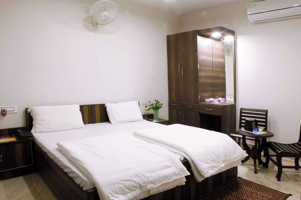 Deluxe Room, City View | Desk, iron/ironing board, free WiFi