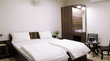 Deluxe Room, City View | Desk, iron/ironing board, free WiFi