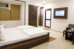 Double Room | Desk, iron/ironing board, free WiFi