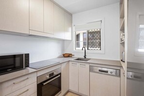 Refrigerador, horno, parrilla de estufa y lavavajillas 