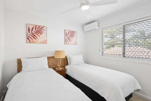 2 habitaciones, tabla de planchar con plancha, wifi y ropa de cama 
