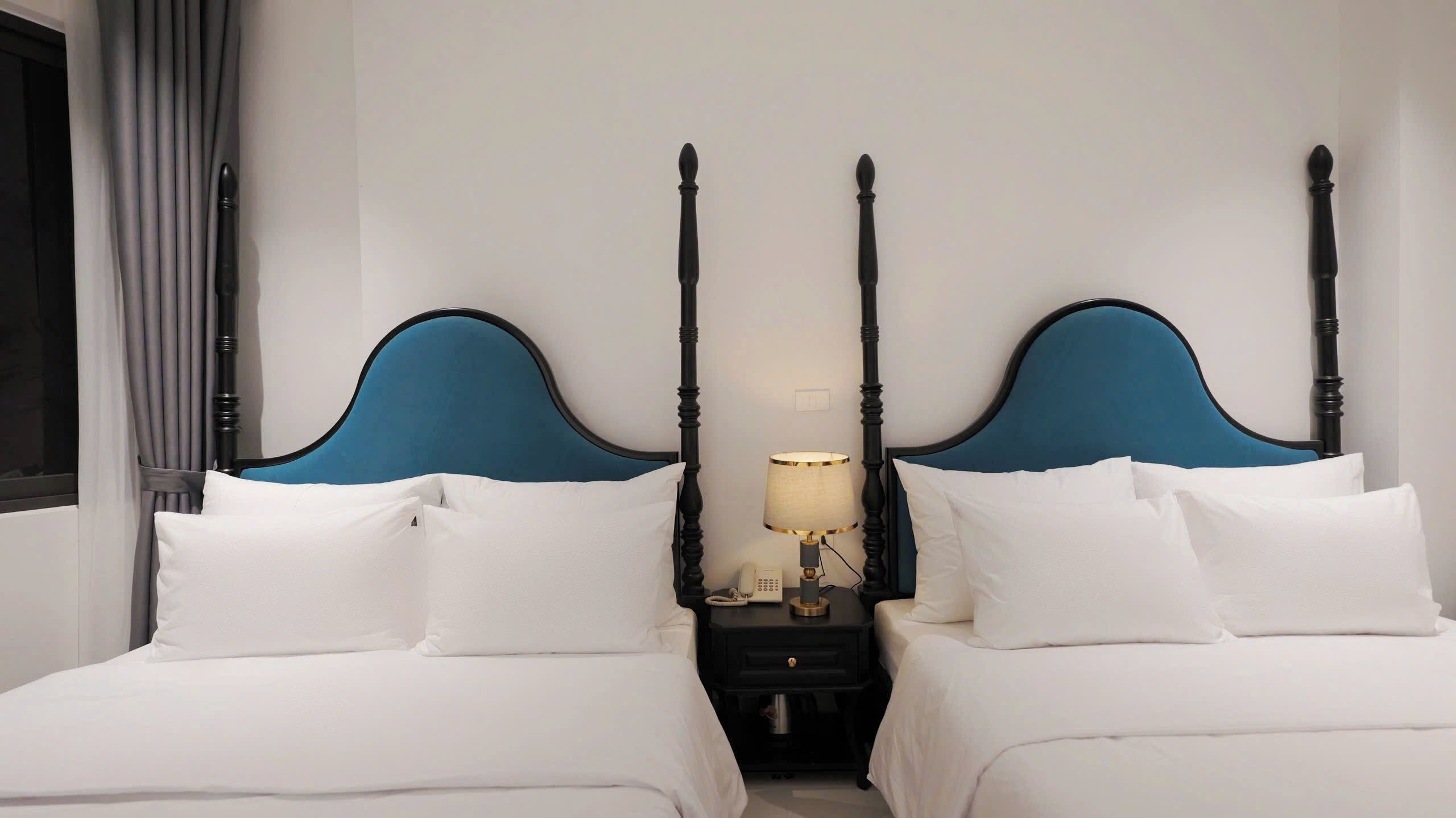 Chambre Quadruple Deluxe, vue ville | Minibar, bureau, espace de travail pour ordinateur portable