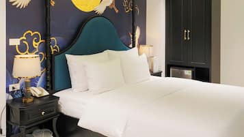 Minibar, escritorio y espacio para trabajar con laptop