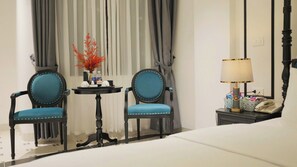 Minibar, escritorio, espacio para trabajar con laptop y insonorización 