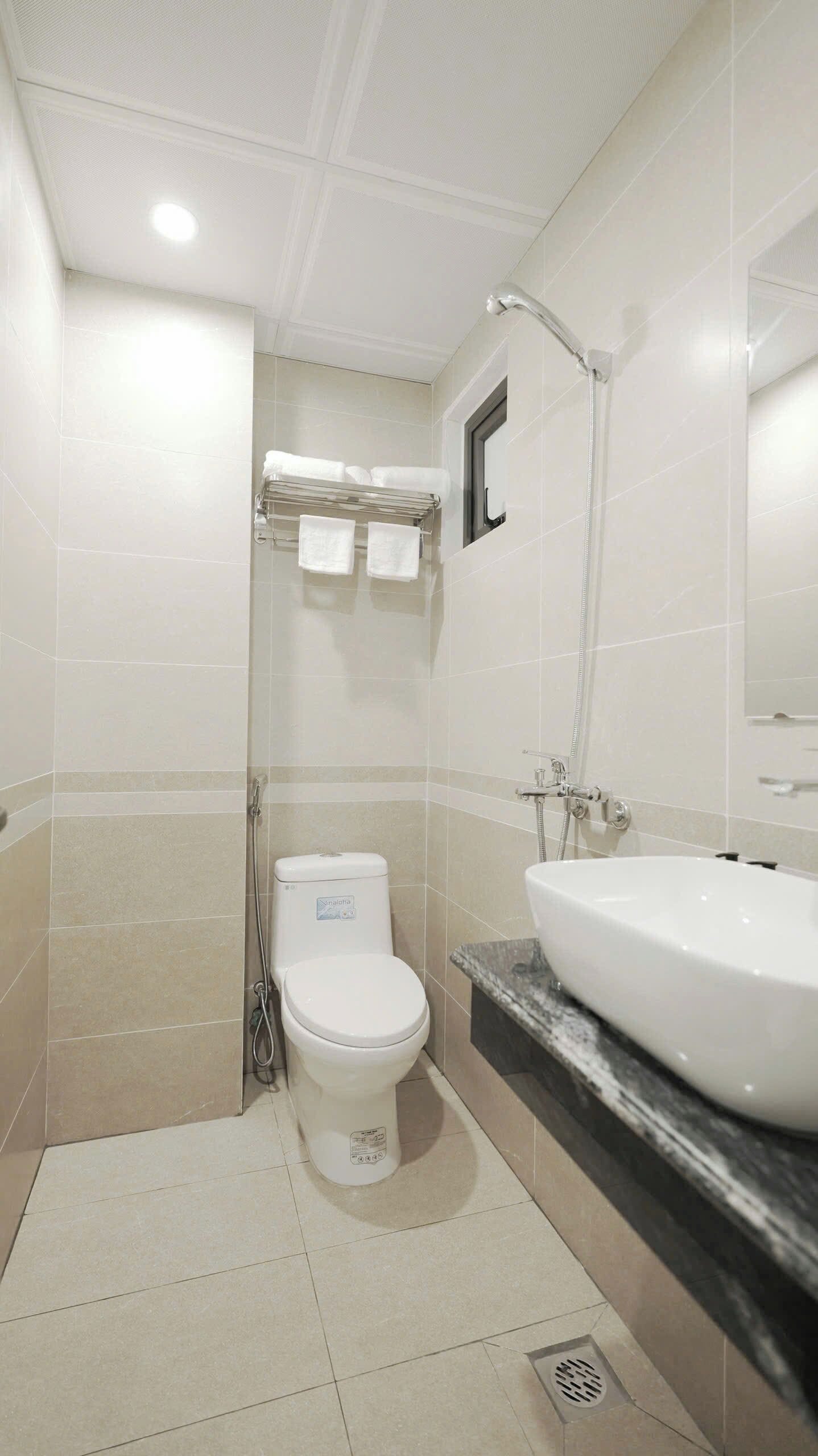 Bathtub dan shower terpisah, pancuran hujan,  dan pengering rambut