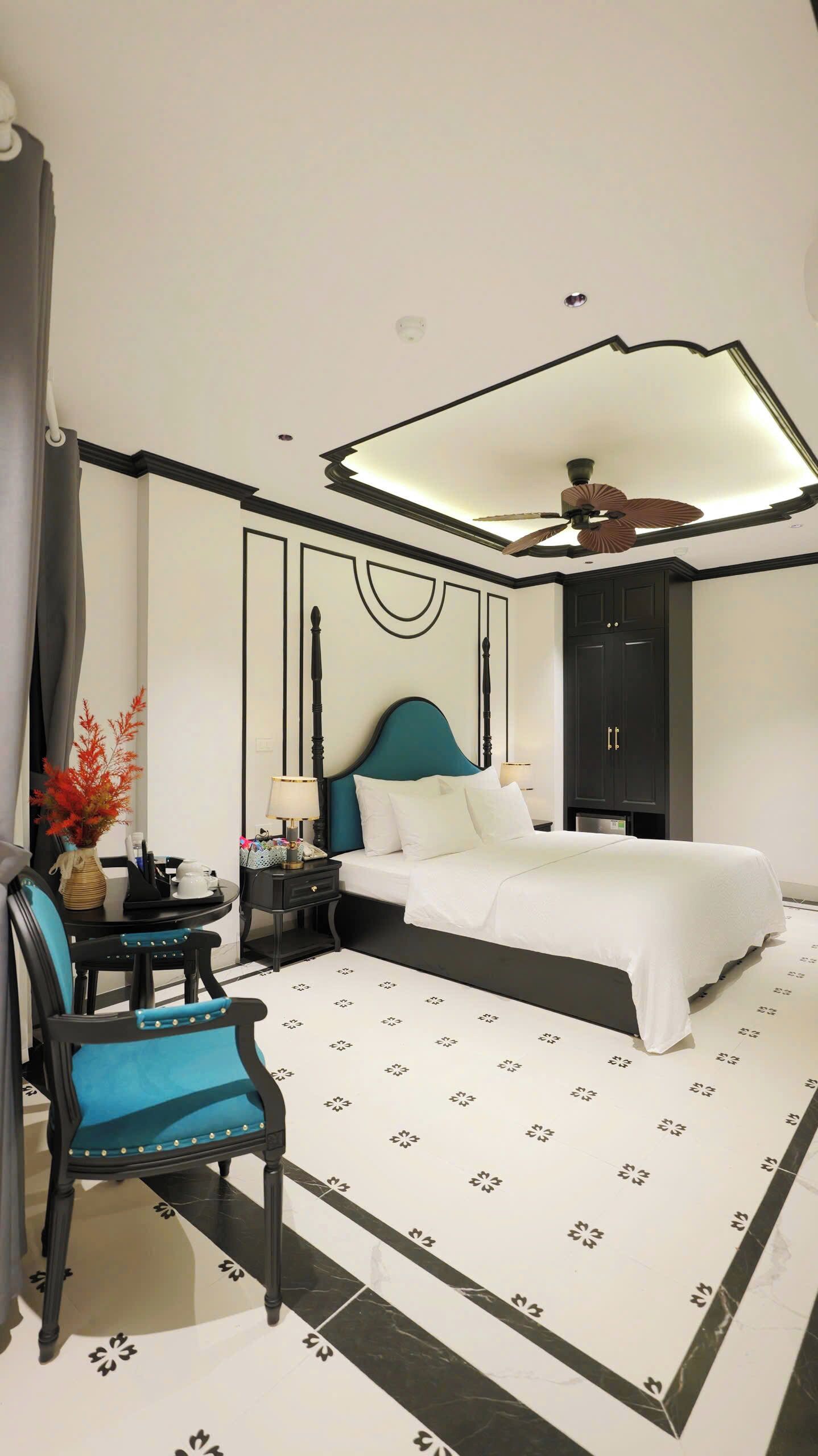 Chambre Double Deluxe, baignoire, vue ville | Minibar, bureau, espace de travail pour ordinateur portable