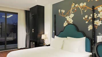 Quarto casal superior, sacada, vista para a cidade | Frigobar, escrivaninha, espaço de trabalho para notebook