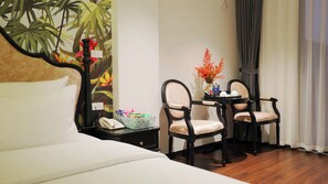 Laptop workspace, soundproofing, free WiFi