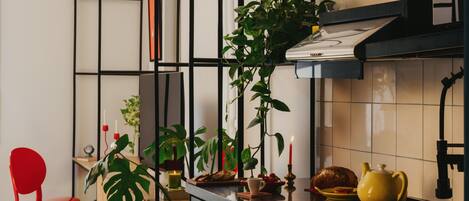 Economy Studio | Private kitchen | Fridge, microwave, stovetop, cookware/dishes/utensils