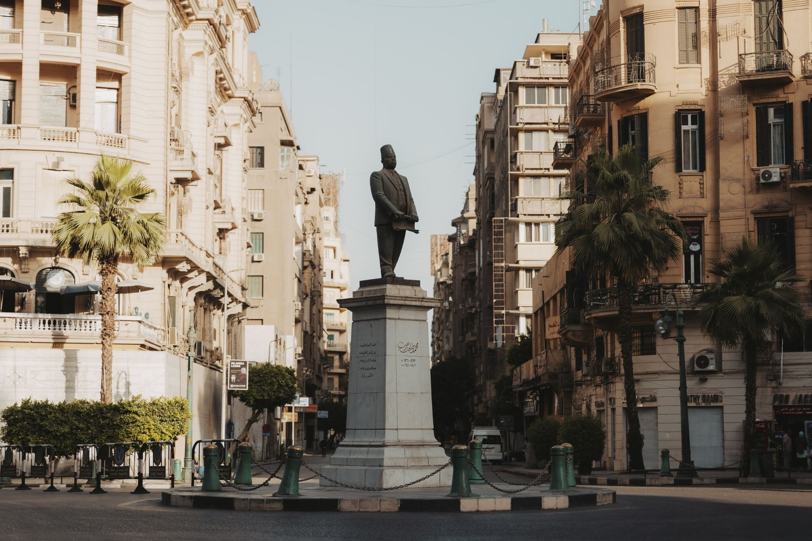 Una estatua en una plaza rodeada de edificios históricos.