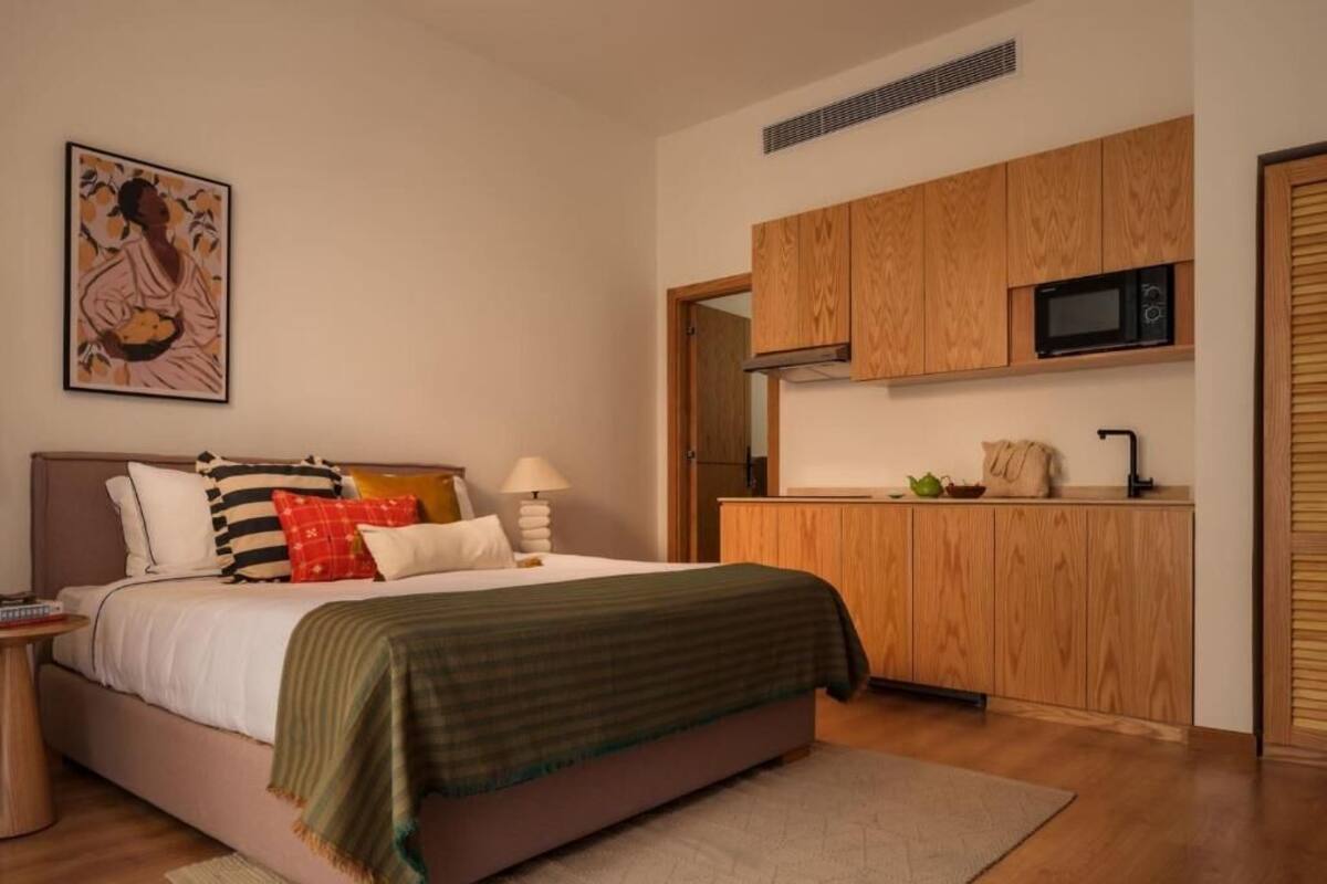Ein Schlafzimmer mit einem Bett, einem Nachttisch und einem Bild an der Wand.