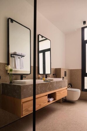 إستديو | حمام | مستلزمات مجانية للعناية الشخصية، مجففات شعر، مناشف، صابون