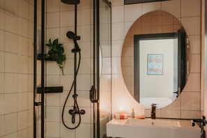 Studio | Badrum | Dusch, gratis toalettartiklar, hårtork och handdukar