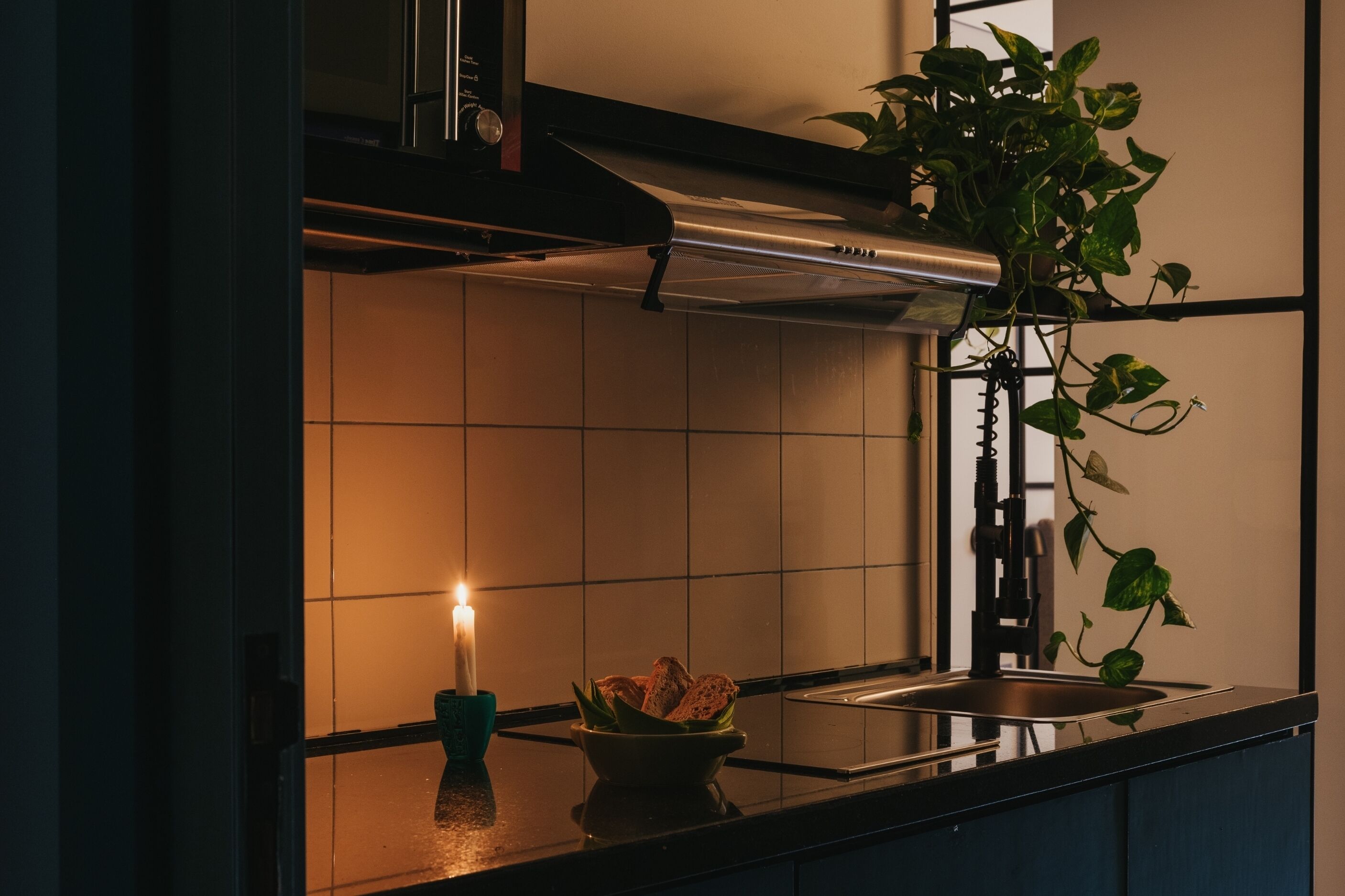Refrigerador, microondas, placa de cocina, utensilios de cocina