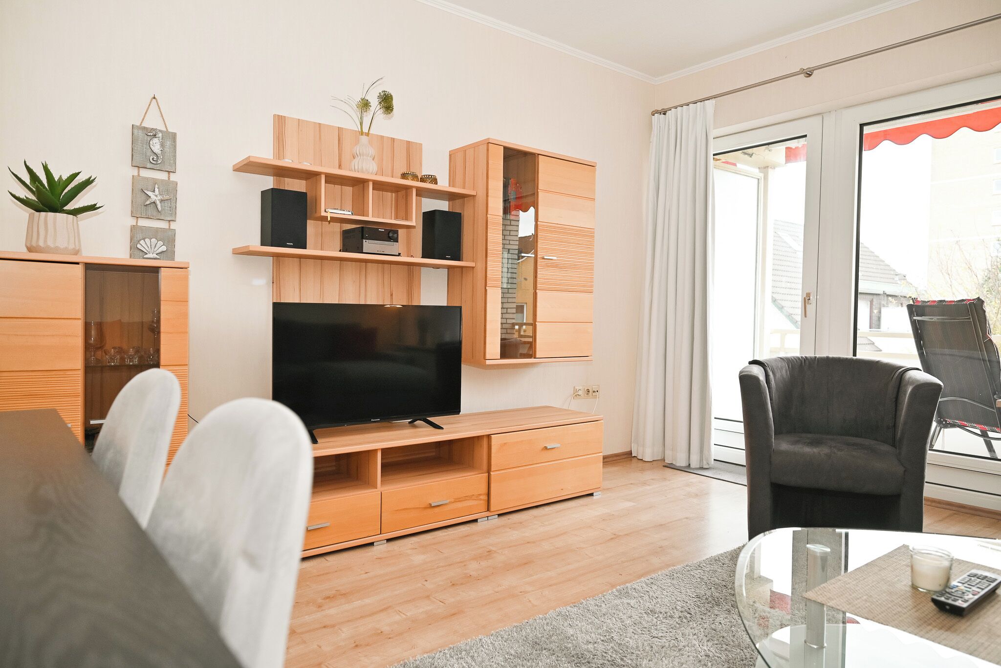 Een televisie en een stereo