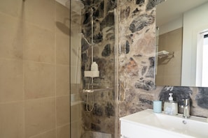 Douche, sèche-cheveux, serviettes fournies, savon