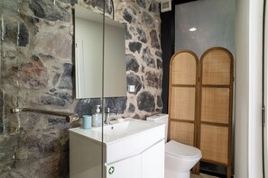 Dusj, hårføner, håndklær og såpe