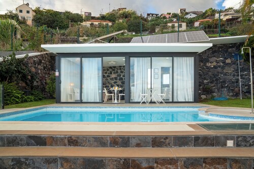 Serene 1-bedroom lodge in charming Câmara de Lobos perfect for getaway