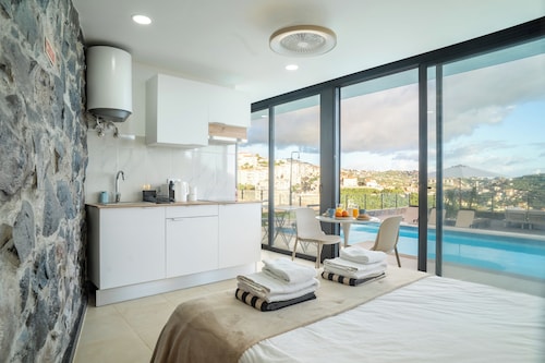 Serene 1-bedroom lodge in charming Câmara de Lobos perfect for getaway