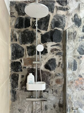 مجففات شعر، مناشف، صابون، ورق حمّام