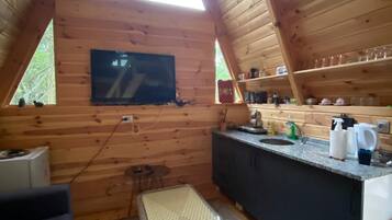 Bungalow – comfort, fjellutsikt | Oppholdsområde | En 102-centimeters smart-TV med digitale kanaler samt DVD-spiller