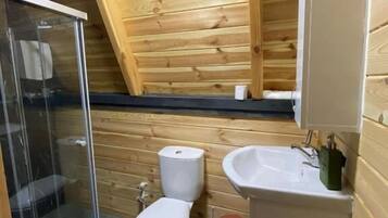 Comfort Bungalow, Mountain View | Bathroom | Free toiletries, hair dryer, towels, soap