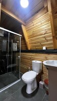 Comfort Bungalow, Mountain View | Bathroom | Free toiletries, hair dryer, slippers, towels