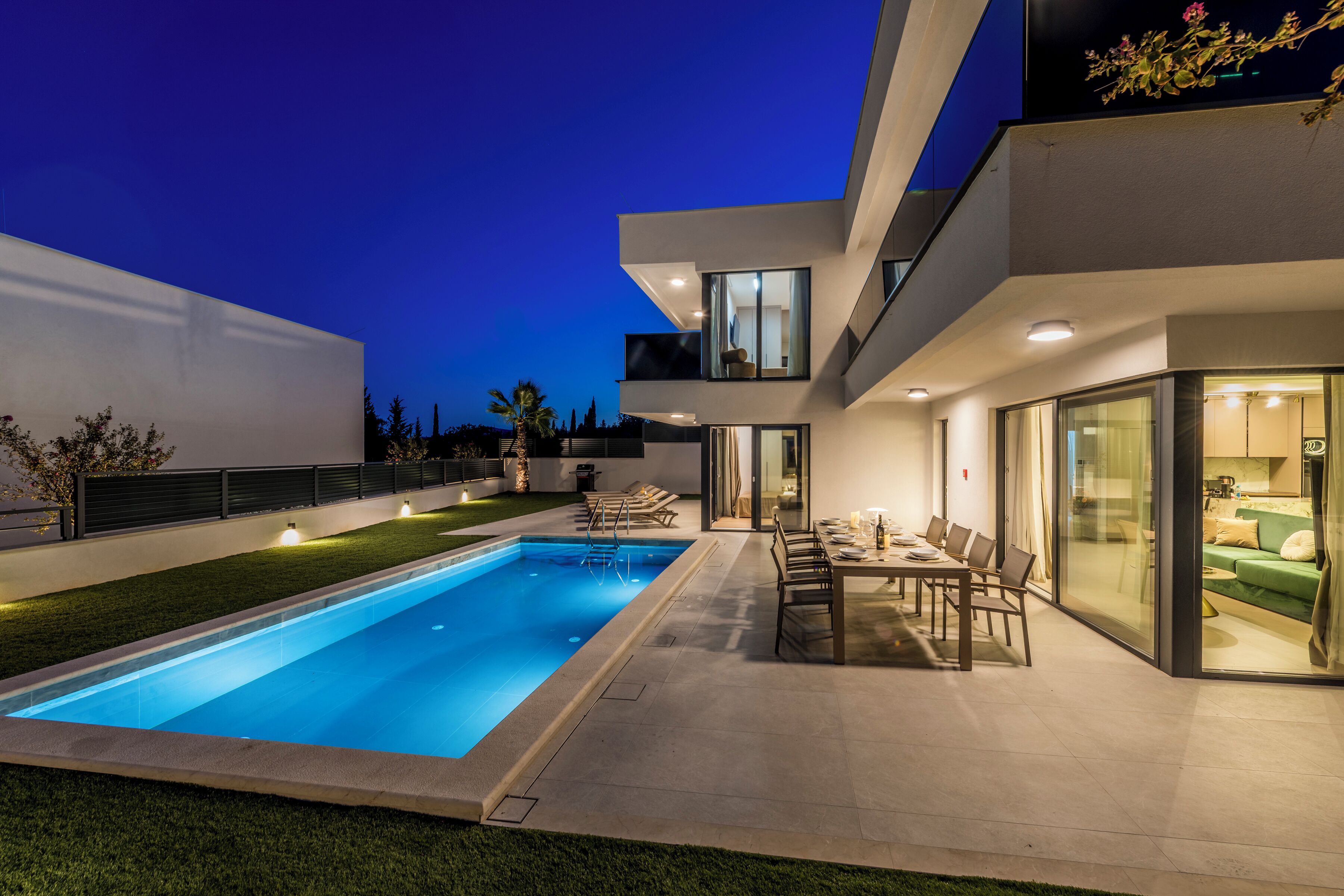 Utendørsbasseng og et oppvarmet basseng