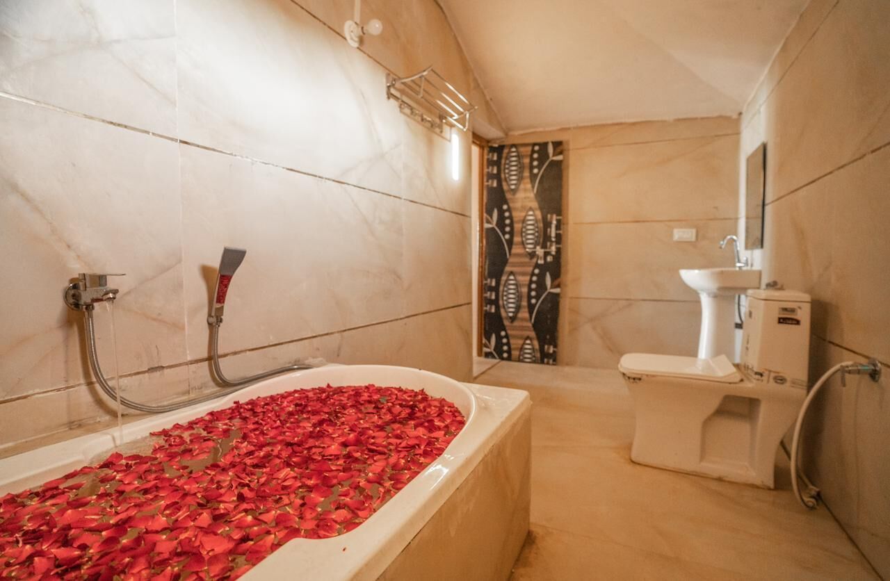 Tent | Badkamer | Een douche, handdoeken, zeep, shampoo