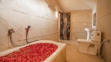 Tent | Badkamer | Een douche, handdoeken, zeep, shampoo