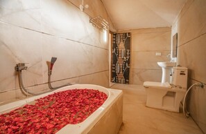 Tent | Bathroom | Shower, towels, soap, shampoo