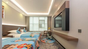 Une chambre d’hôtel avec deux lits, une télévision, un bureau et une fenêtre avec des rideaux.