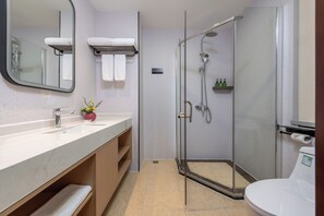 Habitación doble Confort, vista a la ciudad | Baño | Regadera, secadora de cabello, pantuflas, toallas