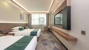 Une chambre d’hôtel avec deux lits, un bureau, une chaise, une télévision et une grande fenêtre.