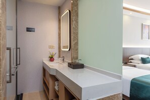 Habitación doble Confort, vista a la ciudad | Escritorio, espacio para trabajar con laptop y cortinas blackout