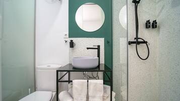 Classic Triple Room, City View | Bathroom