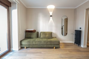Habitación triple Confort, vistas a la ciudad | Zona de estar