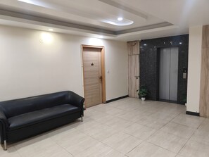 Living area - Hotel Mahal At Near By Airport  (New Delhi)