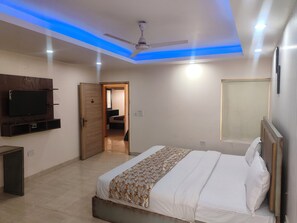 Superior Double Room, City View | Desk, free WiFi