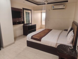 Superior Double Room, City View | Desk, free WiFi