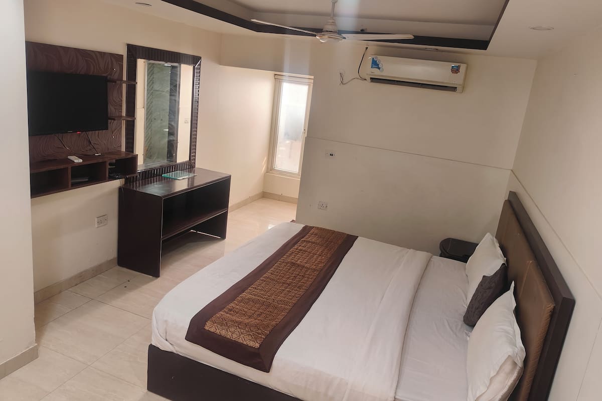 Superior Double Room, City View | Desk, free WiFi