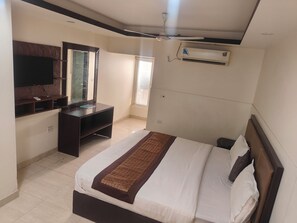 Superior Double Room, City View | Desk, free WiFi