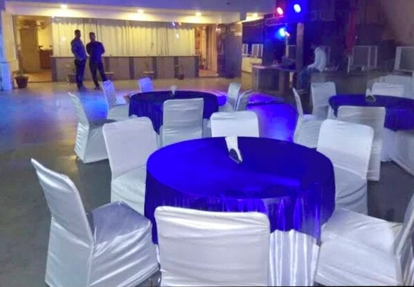 تناول الطعام داخل الغرفة