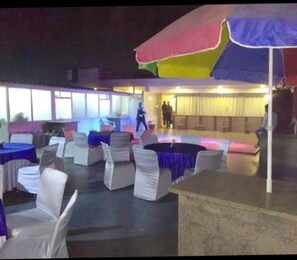 تناول الطعام داخل الغرفة