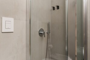 Shower, bidet - Tre santi apartments in city center (Napoli)